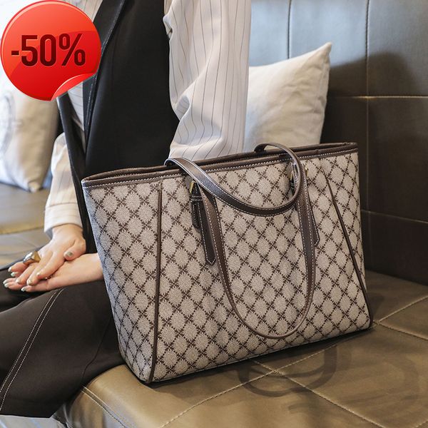 luxury designer bags fashion luxury designer2022 spring and summer new high-capacity printed tote women's one shoulder commuter bag han
luxury designer bags fashion luxury designer2022 spring and summer new high-capacity printed tote women's one shoulder commuter bag han