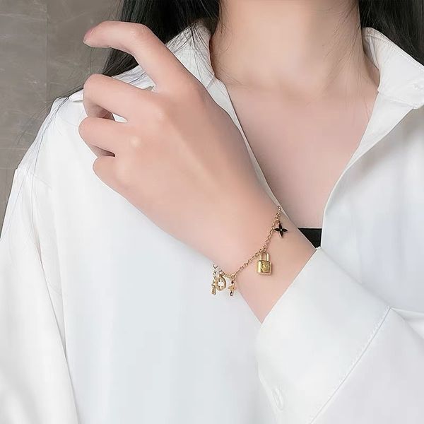 luxury clover lock charm bracelet gold stainless steel necklace for women gift, Golden;silver
luxury clover lock charm bracelet gold stainless steel necklace for women gift, Golden;silver