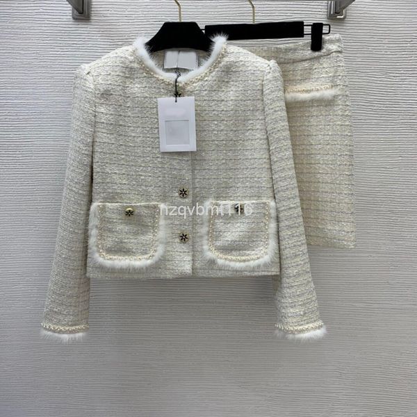 two piece dress autumn and winter style with cotton inside thickened beaded mink wool stitching decorative coat a-line skirt set, White
two piece dress autumn and winter style with cotton inside thickened beaded mink wool stitching decorative coat a-line skirt set, White