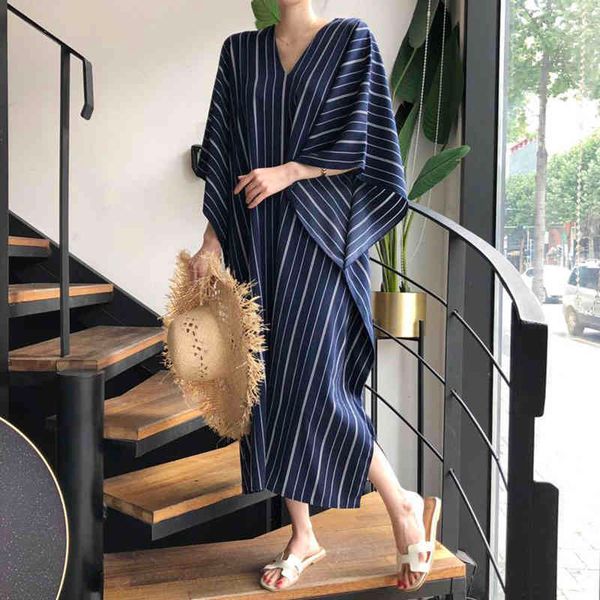 striped casual women dress v neck batwing sleeve side split loose white dresses female autumn fashion clothing 210507, Black;gray
striped casual women dress v neck batwing sleeve side split loose white dresses female autumn fashion clothing 210507, Black;gray