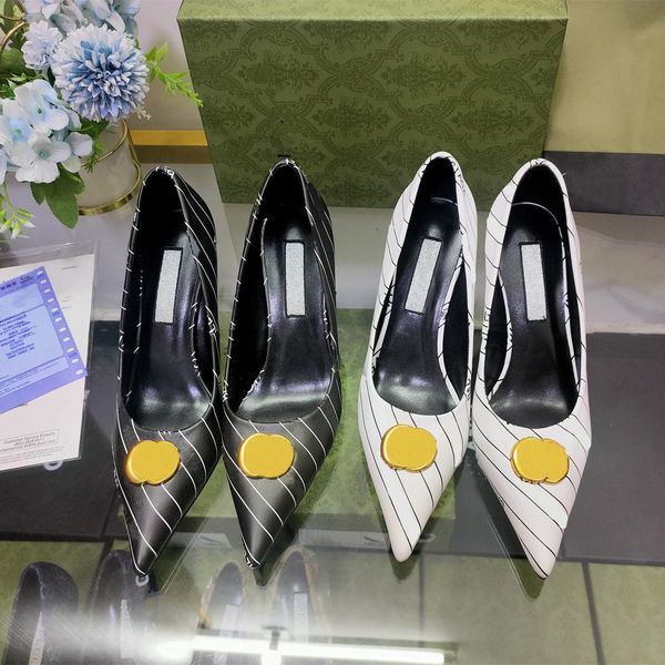 2022 designer classic womens dress shoes letters print high heel old flower heels with box size 35-40, Black
2022 designer classic womens dress shoes letters print high heel old flower heels with box size 35-40, Black