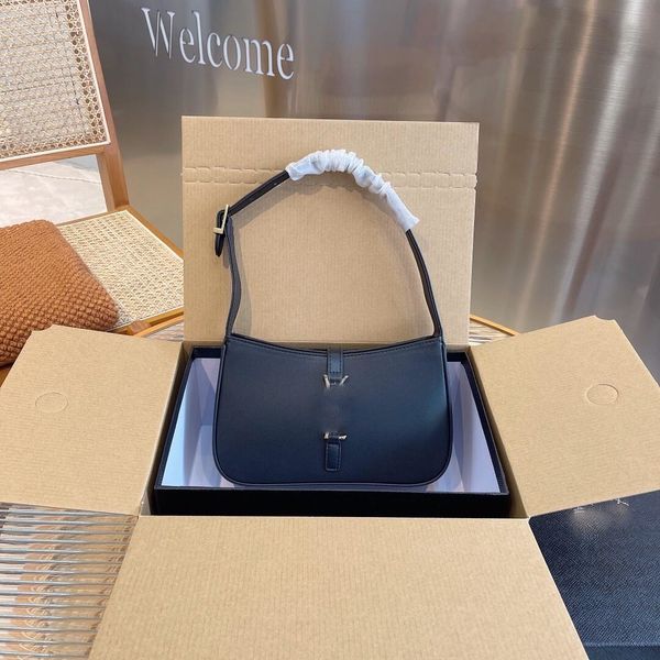 women luxurys designers bags handbag shopping fashion underarm clutch leather pure color shoulder simple atmosphere and messenger purses 102
women luxurys designers bags handbag shopping fashion underarm clutch leather pure color shoulder simple atmosphere and messenger purses 102