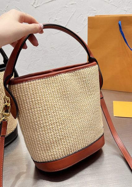 2022 women's classic straw woven bag barrel large capacity retro lovely woven leather luxury simple style portable summer compact
2022 women's classic straw woven bag barrel large capacity retro lovely woven leather luxury simple style portable summer compact
