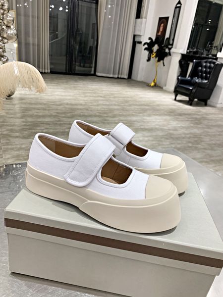 2021 designer new early spring canvas genuine leather sandal thick sole fashion canvas shoes for ladies black white
2021 designer new early spring canvas genuine leather sandal thick sole fashion canvas shoes for ladies black white
