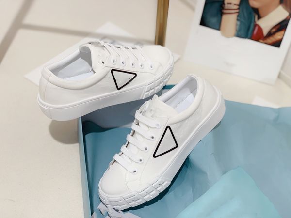 2022 sneaker casual shoes women transparent rubber outsole leather calfskin classic trainers, Black
2022 sneaker casual shoes women transparent rubber outsole leather calfskin classic trainers, Black