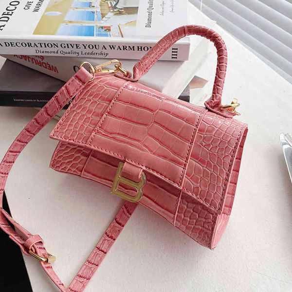 outlet 2022 spring and summer new sling shoulder messenger portable women's bag mini square bag women's small fragrance
outlet 2022 spring and summer new sling shoulder messenger portable women's bag mini square bag women's small fragrance