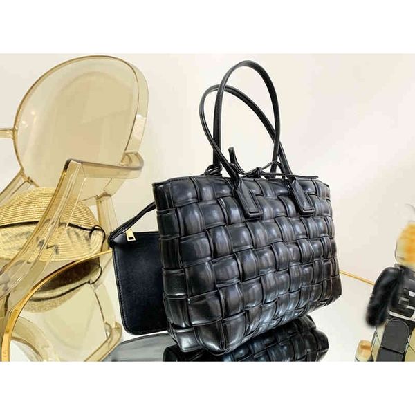women luxurys designers high capacity tote bags vintage handbag shoulder woven leather designer crossbody female shopping bucket 220314 zhou
women luxurys designers high capacity tote bags vintage handbag shoulder woven leather designer crossbody female shopping bucket 220314 zhou