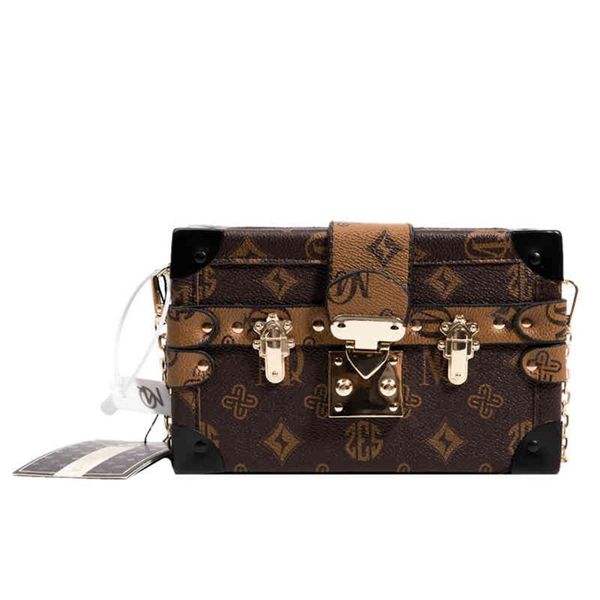 68% off wang ziwen's same box rivet single shoulder messenger bag personalized lock old flower net red small square bag
68% off wang ziwen's same box rivet single shoulder messenger bag personalized lock old flower net red small square bag