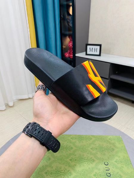 luxurys designers pool slides rubber slippers mens womens blck white man women fashion sandals sports sneakers 38-45, Black
luxurys designers pool slides rubber slippers mens womens blck white man women fashion sandals sports sneakers 38-45, Black