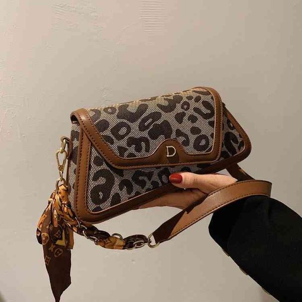 2022 factory wholesale new diamond leopard pattern small square messenger female autumn and winter leisure shoulder foreign style armpit bag
2022 factory wholesale new diamond leopard pattern small square messenger female autumn and winter leisure shoulder foreign style armpit bag