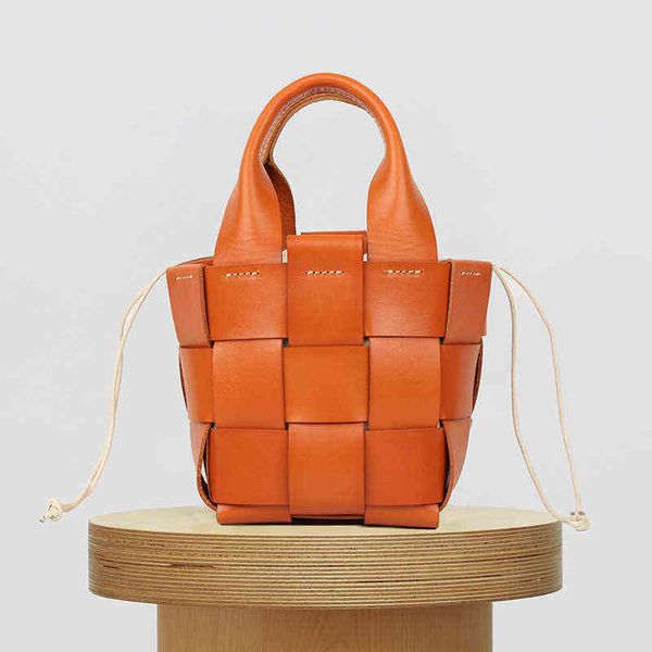 ins leather women's messenger bag head layer cow leather literature minority knitting messenger bag vegetable tanned leather bucket bag
ins leather women's messenger bag head layer cow leather literature minority knitting messenger bag vegetable tanned leather bucket bag