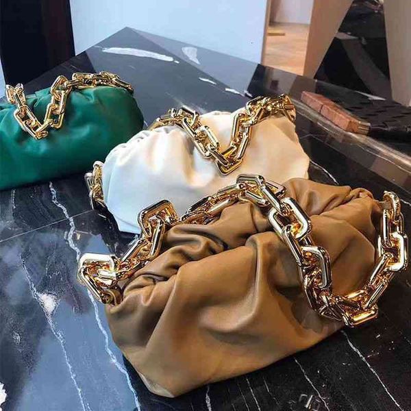 designer handbags womens venetasss bottegasss clip leather fashion thick chain cloud bag soft waxy wrinkled dumpling portable shou241a
designer handbags womens venetasss bottegasss clip leather fashion thick chain cloud bag soft waxy wrinkled dumpling portable shou241a