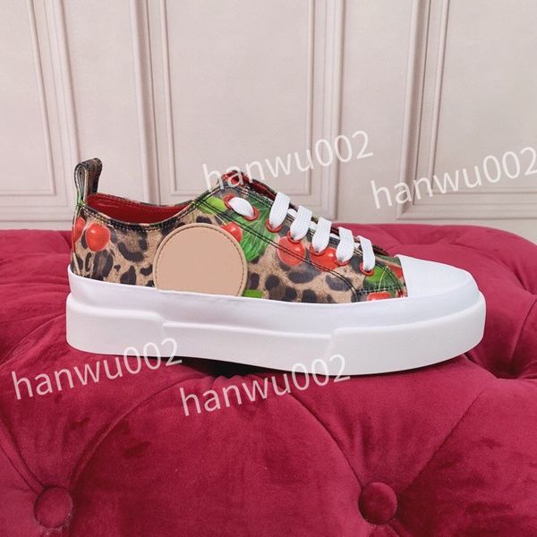 2022 the new pre-fall boots daddy shoes for men and women are platform height trainers white black grey
2022 the new pre-fall boots daddy shoes for men and women are platform height trainers white black grey