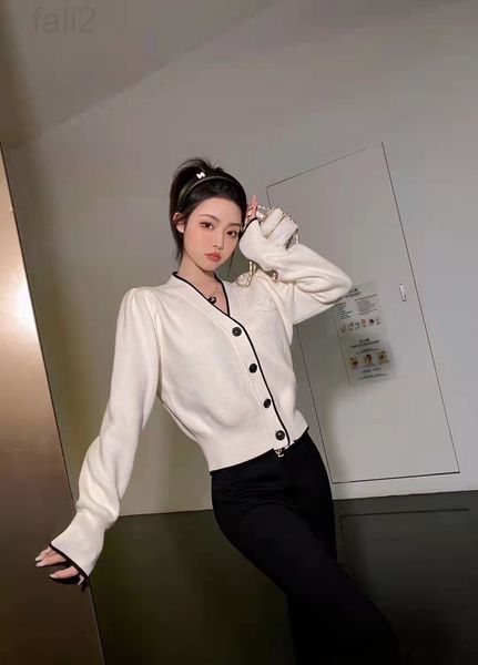 women's sweaters designer 2022 spring and summer new double-sided towel embroidered v-neck knitted cardigan femininity reduced age girl, White;black
women's sweaters designer 2022 spring and summer new double-sided towel embroidered v-neck knitted cardigan femininity reduced age girl, White;black