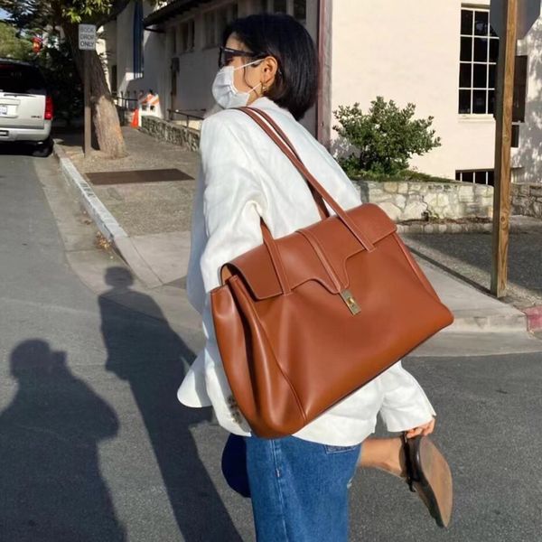 large soft 16 bag in smooth tan suede lining handbag shoulder bag turn lock closure large capacity luxury designers genuine travel tote 38cm
large soft 16 bag in smooth tan suede lining handbag shoulder bag turn lock closure large capacity luxury designers genuine travel tote 38cm