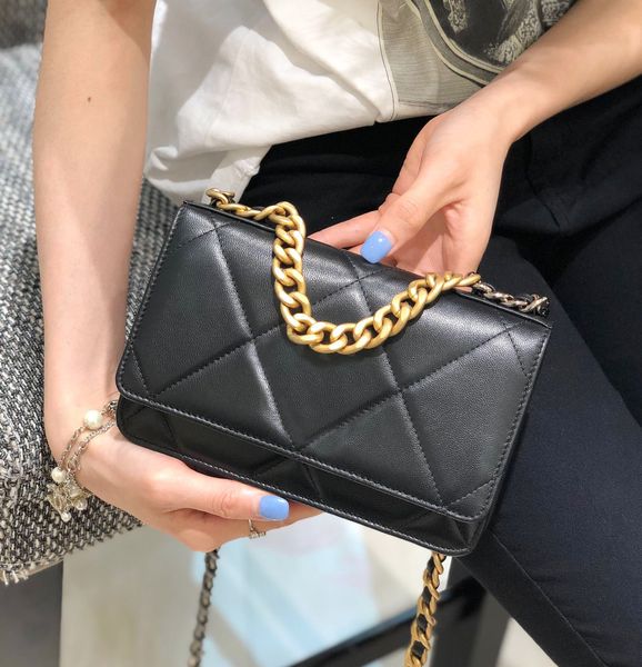 2021 new rhombus chain fortune bag designer fashion messenger sheepskin bag retro flip handbag
2021 new rhombus chain fortune bag designer fashion messenger sheepskin bag retro flip handbag