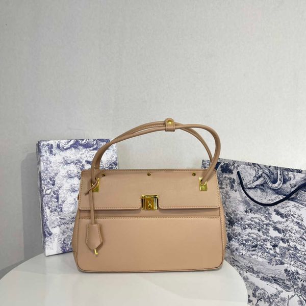 2022 r women's bags new pari vintage design handbags one shoulder luxury hand walle
2022 r women's bags new pari vintage design handbags one shoulder luxury hand walle