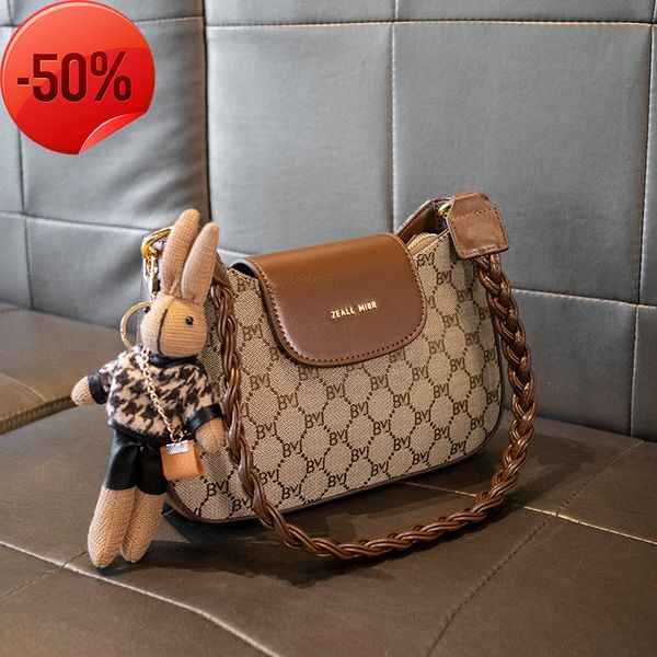 fashion luxury designerfashionable one shoulder underarm women's new 2022 summer versatile printed small square bag handbag foreign sty
fashion luxury designerfashionable one shoulder underarm women's new 2022 summer versatile printed small square bag handbag foreign sty