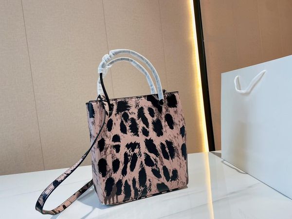 classic star catwalk models shoulder bag mobile tote bags designers womens handbags purses 2021 fashion and simplicity urban handbag designe
classic star catwalk models shoulder bag mobile tote bags designers womens handbags purses 2021 fashion and simplicity urban handbag designe