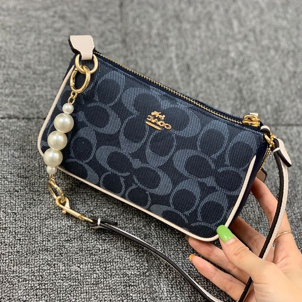 designer bags 2022 new aolai women's nolita 19 fragrant bud mahjong denim hand carrying armpit small square
designer bags 2022 new aolai women's nolita 19 fragrant bud mahjong denim hand carrying armpit small square