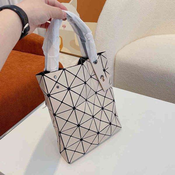 evening bags tote designer bag women shopping handbag luxury classic triangle beach shoulder bags splicing crossbody ladies purses 220526
evening bags tote designer bag women shopping handbag luxury classic triangle beach shoulder bags splicing crossbody ladies purses 220526