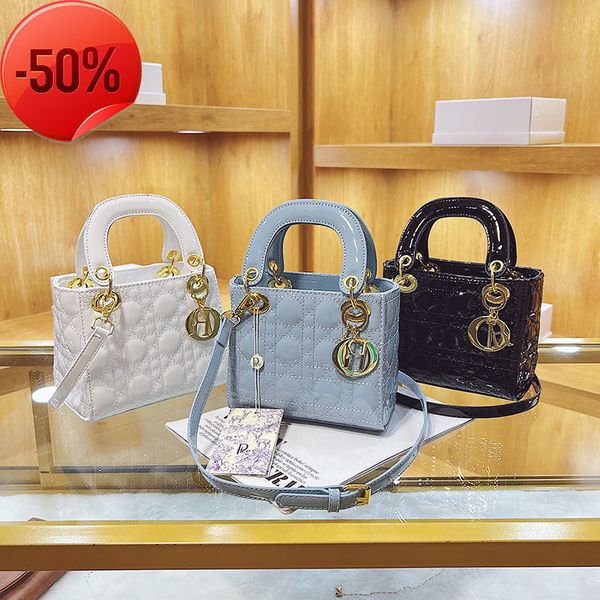 designer bags diana women's 2022 new fashion versatile high-grade sequin patent leather portable one shoulder msenger tote purses ladie
designer bags diana women's 2022 new fashion versatile high-grade sequin patent leather portable one shoulder msenger tote purses ladie