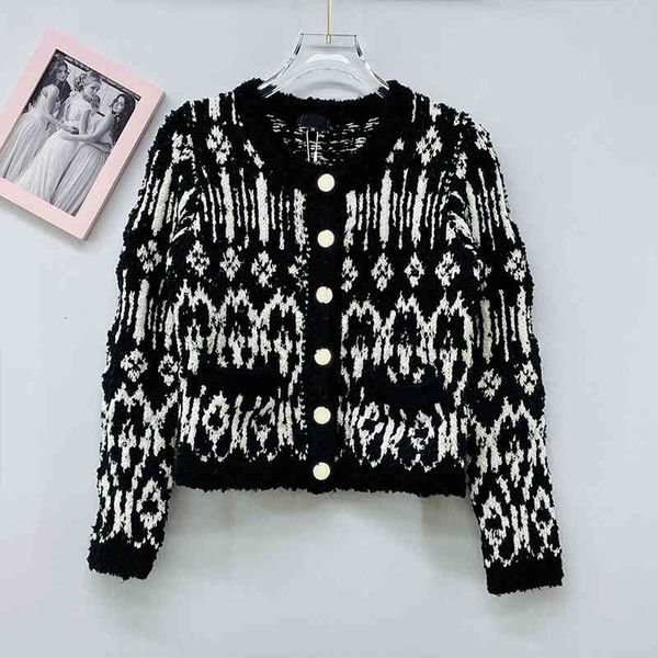 women's knits tees black and white contrast color thick wool cardigan with snowflake pattern, short slim version, v-neck knitted femal
women's knits tees black and white contrast color thick wool cardigan with snowflake pattern, short slim version, v-neck knitted femal