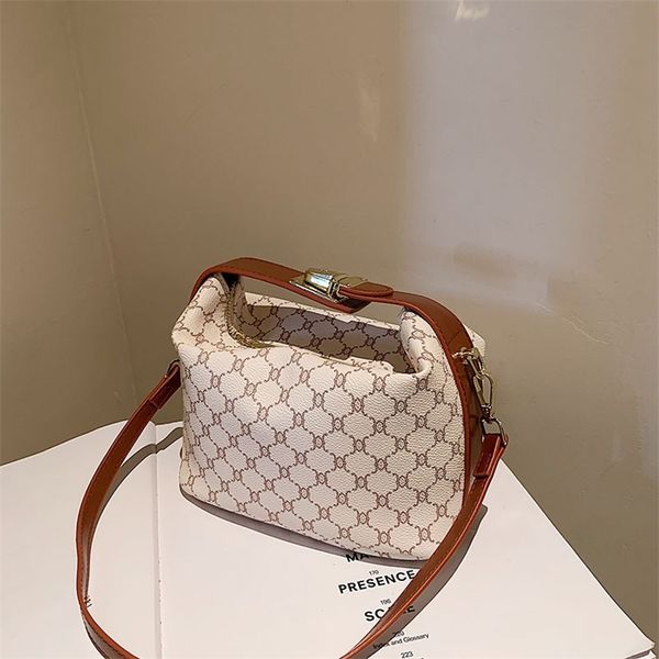 factory online sales classic old flower hand-held tofu women's 2022 autumn and winter new fashion ins single shoulder messenger small s
factory online sales classic old flower hand-held tofu women's 2022 autumn and winter new fashion ins single shoulder messenger small s