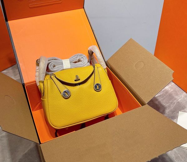 women's portable single shoulder messenger bag small simple exquisite high-end luxury goods with aircraft gift box
women's portable single shoulder messenger bag small simple exquisite high-end luxury goods with aircraft gift box