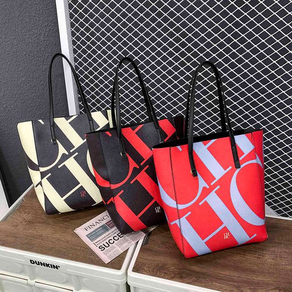 high-quality 2022 new women's fashion letter one-shoulder diagonal portable outdoor bag famous luxury designer purses
high-quality 2022 new women's fashion letter one-shoulder diagonal portable outdoor bag famous luxury designer purses