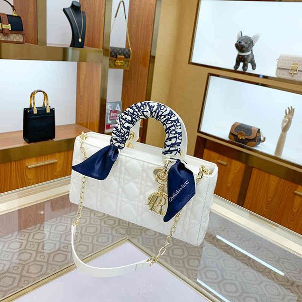 factory direct sale 2022 new women's high-grade lingge patent leather diana one shoulder messenger bag versatile silk scarf hand trendy
factory direct sale 2022 new women's high-grade lingge patent leather diana one shoulder messenger bag versatile silk scarf hand trendy