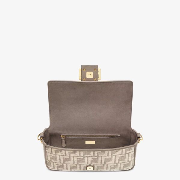 f hmoe 2022 new women's bag dove plush grey baguette bag fashion and elegant temperament
f hmoe 2022 new women's bag dove plush grey baguette bag fashion and elegant temperament
