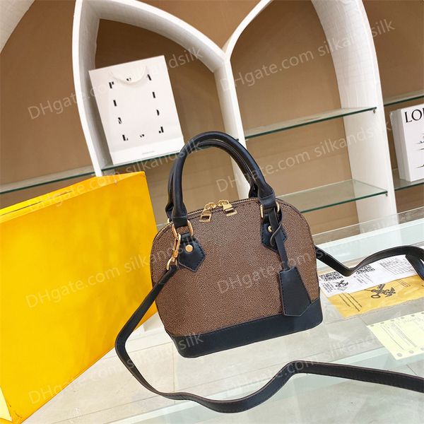 luxury designer shell bag womens handbags retro tote single shoulder messenger bag new letter printing purse european and american small bag
luxury designer shell bag womens handbags retro tote single shoulder messenger bag new letter printing purse european and american small bag