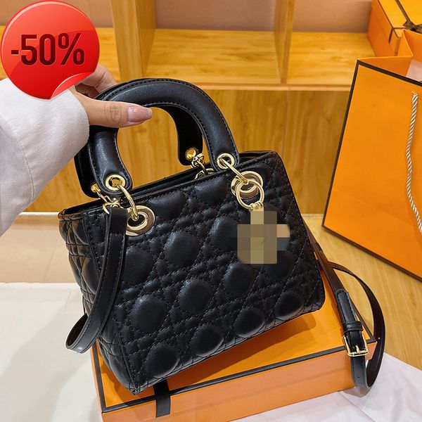 the factory directly live princs diana bag 2022 new fashion embroidered thread sheep single shoulder msenger bag texture handbag 
the factory directly live princs diana bag 2022 new fashion embroidered thread sheep single shoulder msenger bag texture handbag