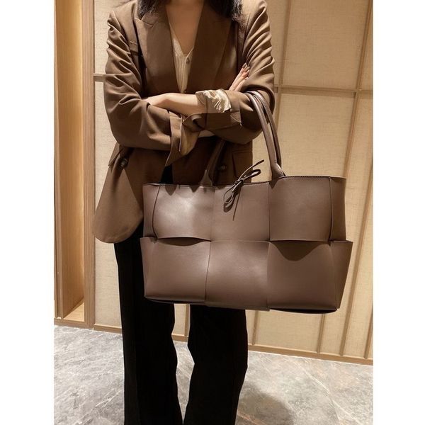 snail lady new female hand-woven genuine leather luxury large capacity tote bag cowhide simple braided shoulder handbag
snail lady new female hand-woven genuine leather luxury large capacity tote bag cowhide simple braided shoulder handbag