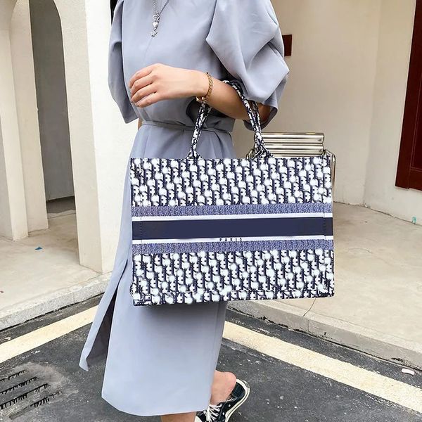 women luxurys designers bags luxury handbags fashion brand bags designer embroidered carrier women's bag shoulder tote single-sided sho
women luxurys designers bags luxury handbags fashion brand bags designer embroidered carrier women's bag shoulder tote single-sided sho