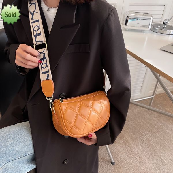 2022 new high-grade texture women's lattice embroidered broadband small fashion solid color shoulder messenger ladies designer bag hand
2022 new high-grade texture women's lattice embroidered broadband small fashion solid color shoulder messenger ladies designer bag hand