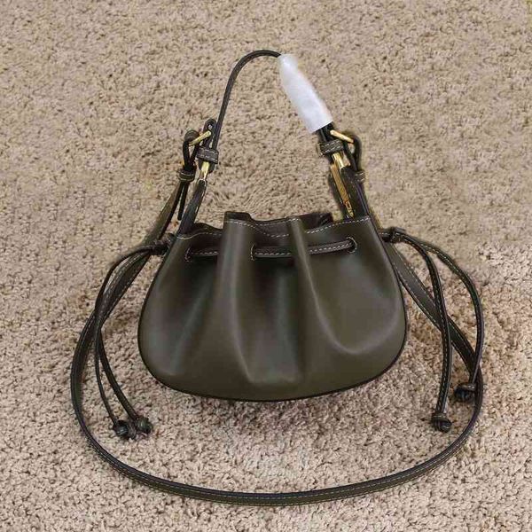 2022 new fashion premium quality designer drawstring psychiatrist leather ladies one shoulder messenger bag shopping
2022 new fashion premium quality designer drawstring psychiatrist leather ladies one shoulder messenger bag shopping