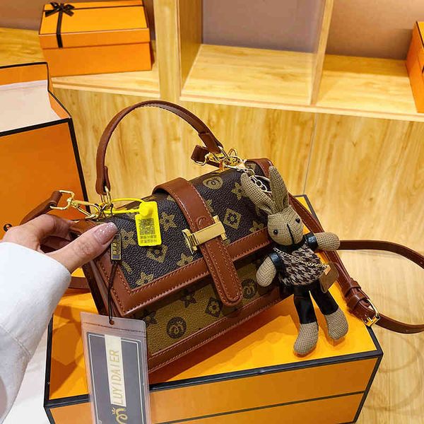 factory super discount 73% off old flower box female portable makeup white one shoulder small square bag
factory super discount 73% off old flower box female portable makeup white one shoulder small square bag