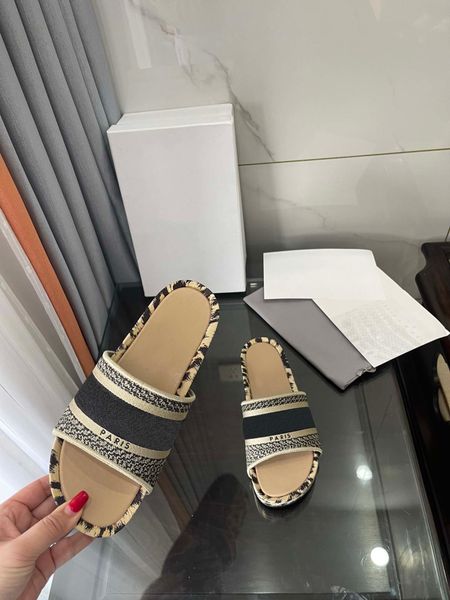 2022 designer women slippers increase platform classic printing embroidery sandals flip flop slipper beach vacation ladies size 35--42, Black
2022 designer women slippers increase platform classic printing embroidery sandals flip flop slipper beach vacation ladies size 35--42, Black