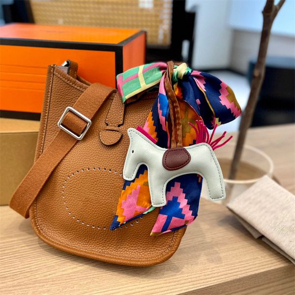 luxurys designer outdoor shoulder bag evelyne 5a real leather clutch backpack girl crossbody
luxurys designer outdoor shoulder bag evelyne 5a real leather clutch backpack girl crossbody
