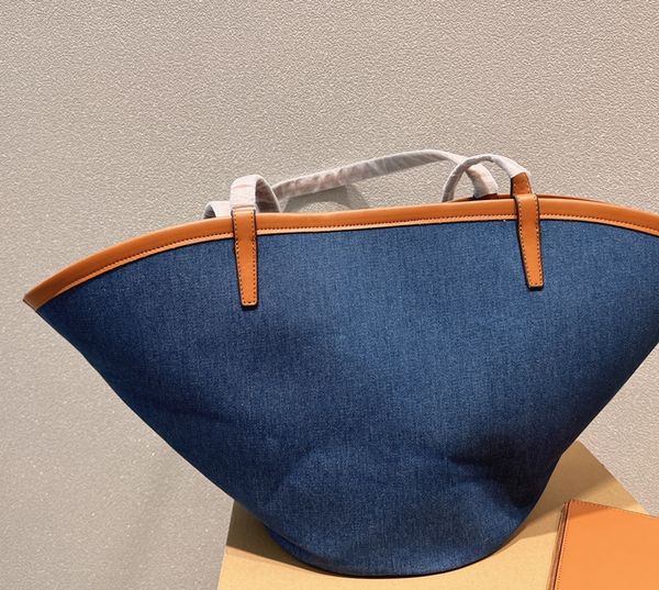 paris designer brand neutral style fan-shaped design beach bag denim double color series retro feeling
paris designer brand neutral style fan-shaped design beach bag denim double color series retro feeling