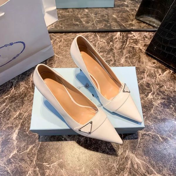 luxurys designers spring 2022 shoes heels pumps iconic triangularhr heel logo head high-heeled women wedding party dress shoes size 35-41, Black
luxurys designers spring 2022 shoes heels pumps iconic triangularhr heel logo head high-heeled women wedding party dress shoes size 35-41, Black