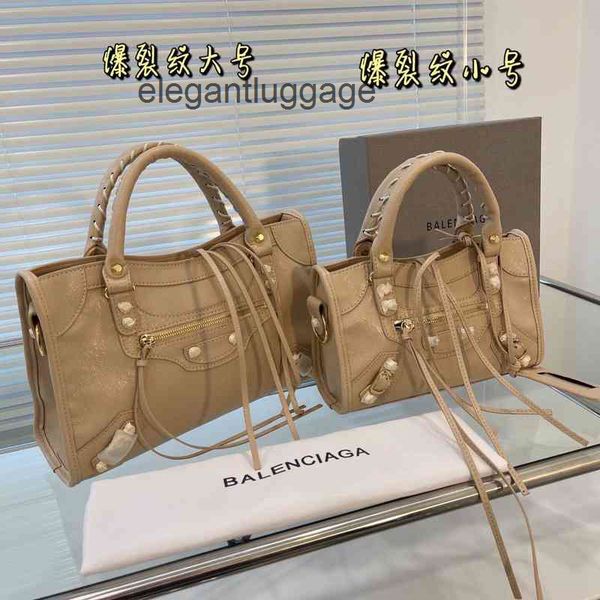 luxurys leather handbagbag balencaigass' 2022 designer hourglass bags women one shoulder crocodile mess 20vo totes wallet p
luxurys leather handbagbag balencaigass' 2022 designer hourglass bags women one shoulder crocodile mess 20vo totes wallet p
