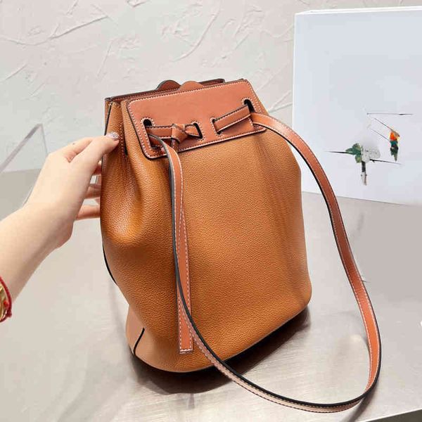 designer lychee drawstring bucket ladies tote bag color matching handbags cowhide drawstring bucket casual lady shopping purses 220704
designer lychee drawstring bucket ladies tote bag color matching handbags cowhide drawstring bucket casual lady shopping purses 220704