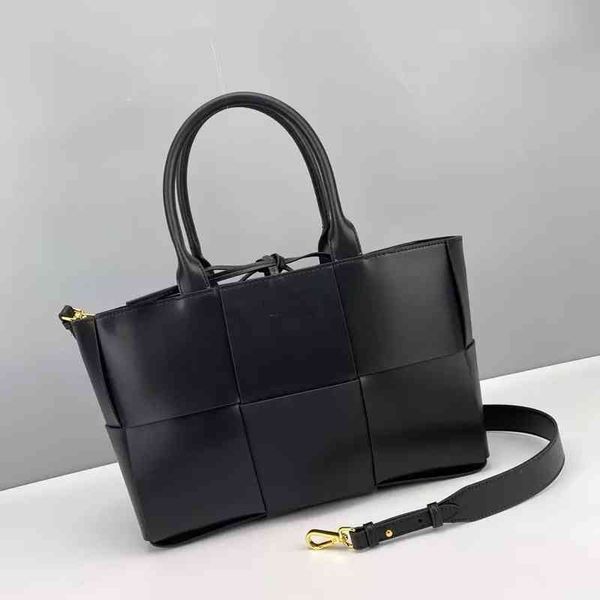 new fashion light luxury tote bag large capacity commuter shoulder splice woven shopping leather travel
new fashion light luxury tote bag large capacity commuter shoulder splice woven shopping leather travel