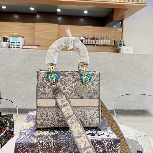 2022 women shoulder bag luxury handbags 2022 new womens hand embroidery princess net red fashion trend letter messenger bag
2022 women shoulder bag luxury handbags 2022 new womens hand embroidery princess net red fashion trend letter messenger bag