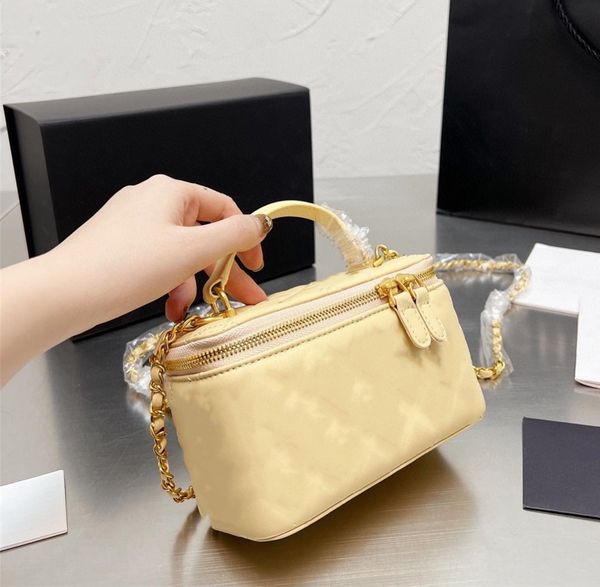 fashion bags totes small box exquisite luxury atmosphere leather handle craft designer luxury style multiple colors to choose from
fashion bags totes small box exquisite luxury atmosphere leather handle craft designer luxury style multiple colors to choose from