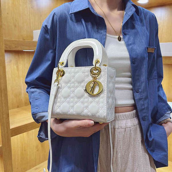 reeb new women's bag fashion bright pu texture backpack trend car line craft single shoulder messenger bag portable small square
reeb new women's bag fashion bright pu texture backpack trend car line craft single shoulder messenger bag portable small square