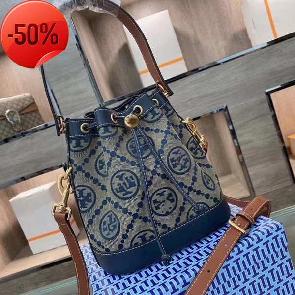 the factory directly 2021 winter new personalized splicing tb drawstring bucket canvas single shoulder msenger bag portable bag
the factory directly 2021 winter new personalized splicing tb drawstring bucket canvas single shoulder msenger bag portable bag
